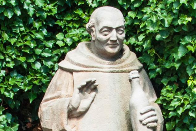 Escultura de Dom Pérignon en la localidad de Hautvillers monje dom perignon
