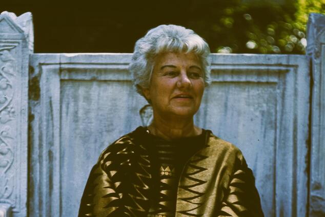 Peggy Guggenheim se hizo construir en su jardín un trono de piedra donde solía pasar largos ratos sentada peggy guggenheim venecia