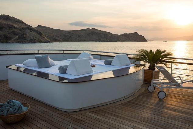 Aqua Blu fue con anterioridad el yate privado de una familia aristocrática europea. yate lujo aqua blu raja ampat