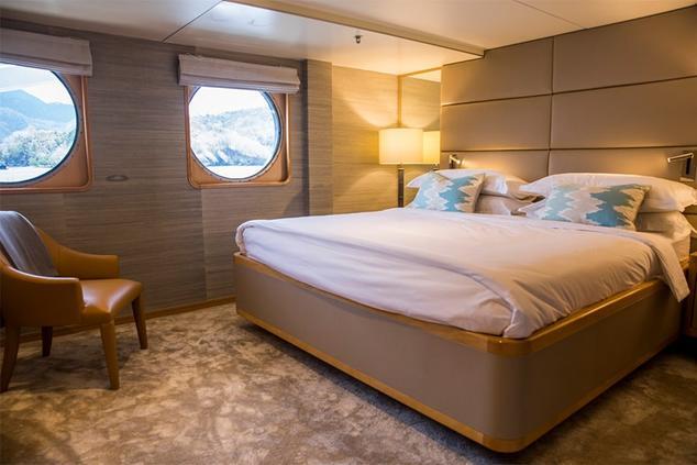 Aqua Blue cuenta con 15 exclusivas suites con un interiorismo elegante y minimalista. aqua blu yate lujo indonesia raja ampat