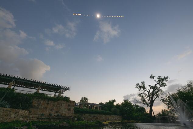 Exposición múltiple del eclipse sobre Dallas en 2024. Foto: NASA, Keegan Barber. Eclipse NASA Keegan Barber