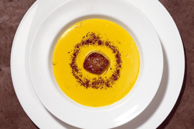 Crema de arroz al azafrán con médula y cacao