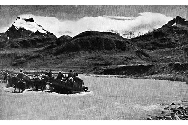 Expedición por el territorio patagónico, con el macizo del Fitz Roy al fondo.