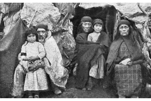 Familia tehuelche junto a un toldo tradicional en la Patagonia.