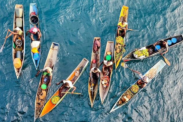 Pescadores en las aguas de Mozambique, una de las comunidades vinculadas desde hace siglos a las rutas del Índico. Foto: Laxmish Nayak.