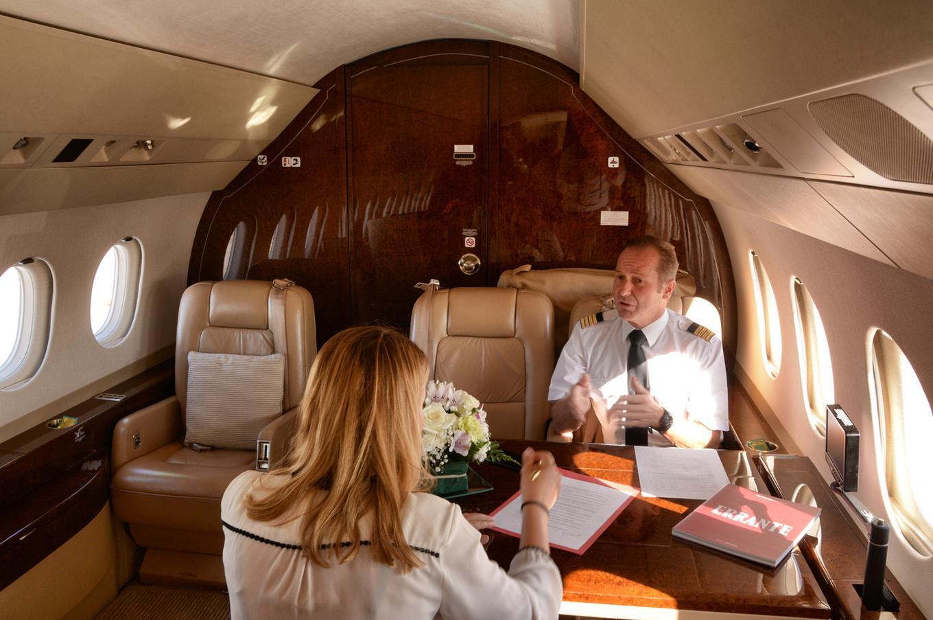 Momento de la entrevista en el interior de uno de los aviones de la flota de Gestair viajes de lujo jet privado de Gestair