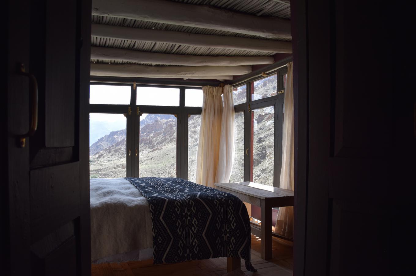 La experiencia de alojarse en una casa privada en aldeas tradicionales perdidas en las montañas viaje lujo remoto Ladakh India shakti