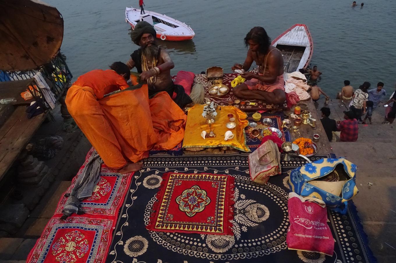 Ritual religioso a orilla del río Ganges, en la ciudad de Varanasi viaje lujo India ceremonia Varanasi