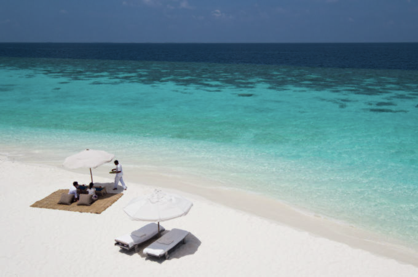 Cuando el coral muere es pulverizado hasta que se forma la arena blanca que da nombre a las playas de arena coralina viaje lujo remoto islas maldivas soneva fushi playa