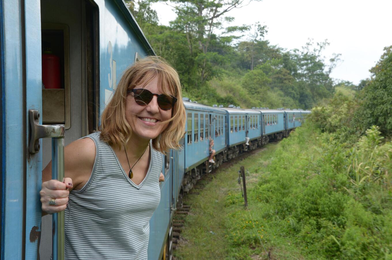 Inge Serrano, redactora jefe de Errante en el tren de la Main Line que cubre el trayecto entre Kandy y Hatton viaje lujo sri lanka experiencia tren azul main line kandy hatton