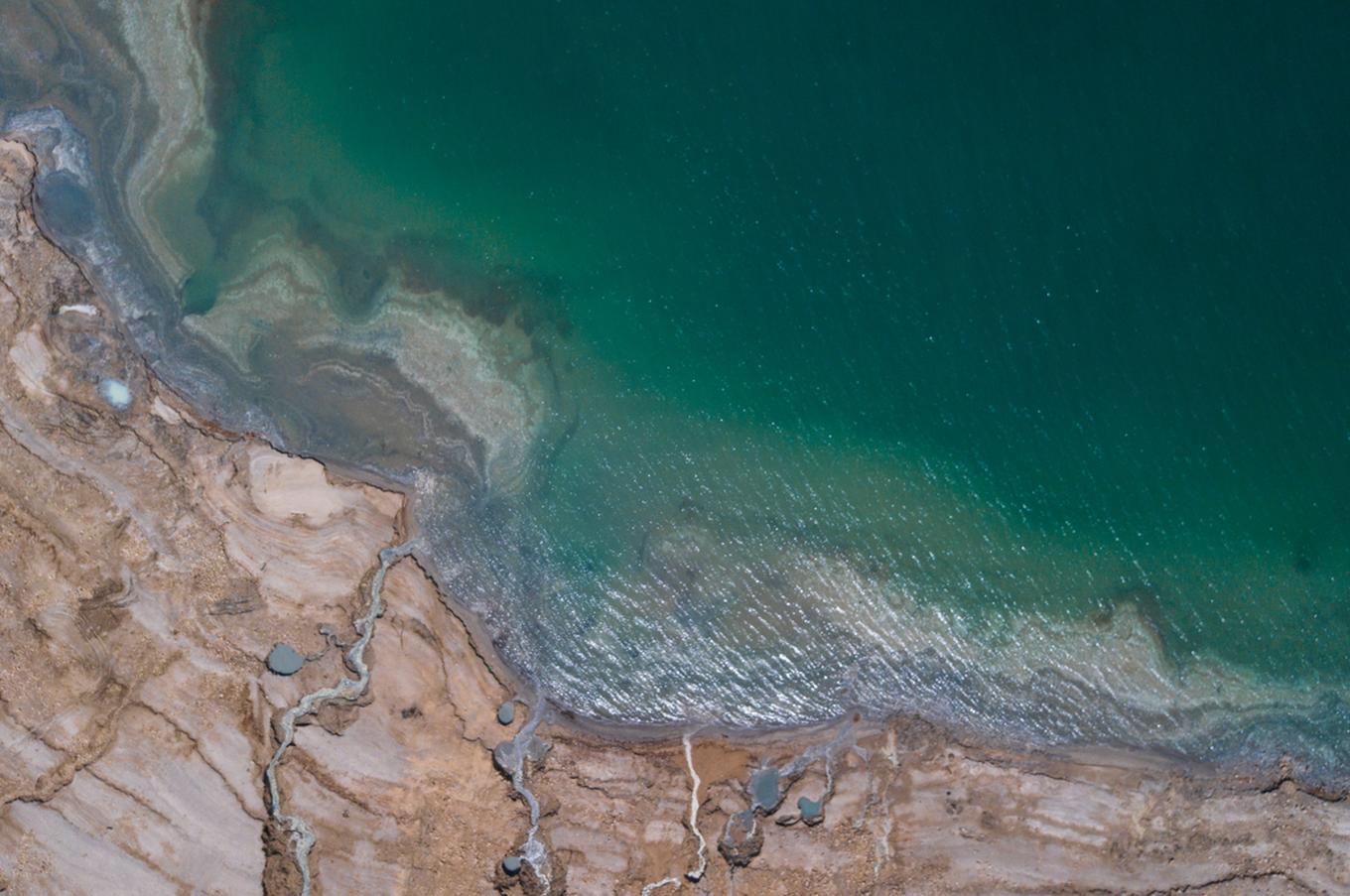 Las aguas del Mar Muerto, ricas en minerales y su famoso barro negro, poseen propiedades muy beneficiosas para la piel. viaje lujo remoto Jordania mar muerto