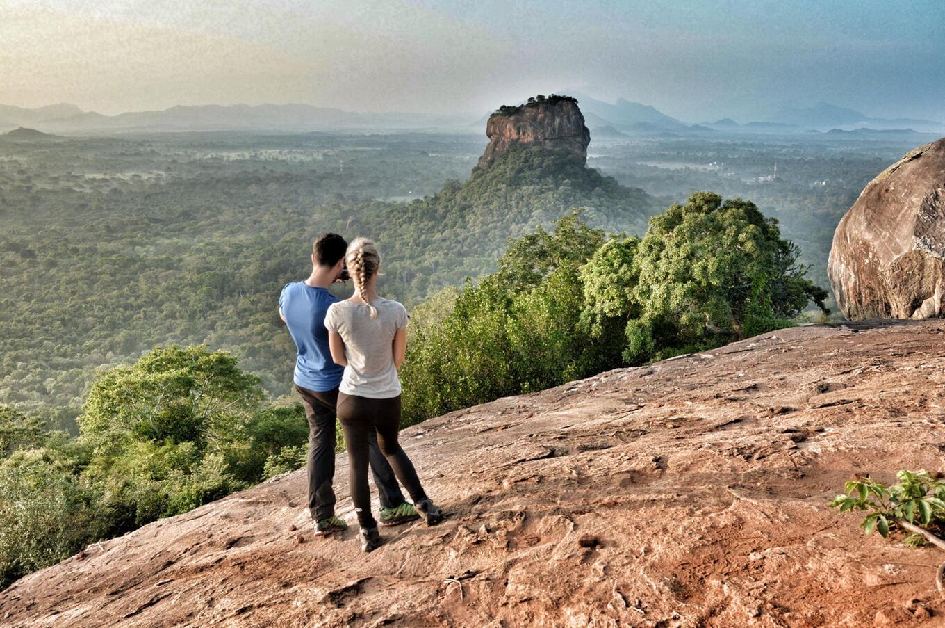 La montaña Sigiriya es un conjunto arqueológico donde se encuentran las ruinas de un monasterio y de un antiguo palacio viaje lujo isla sri lanka naturaleza sigiriya roca del león