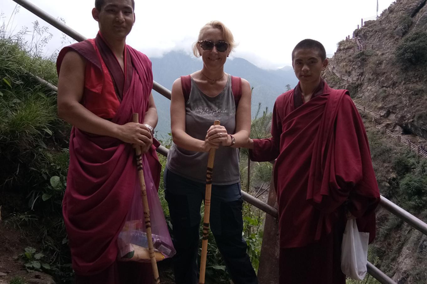 Esther Ramon, senior travel designer de Elefant Travel durante su ascensión al "Nido del Tigre" viaje lujo Bután monjes de Paro