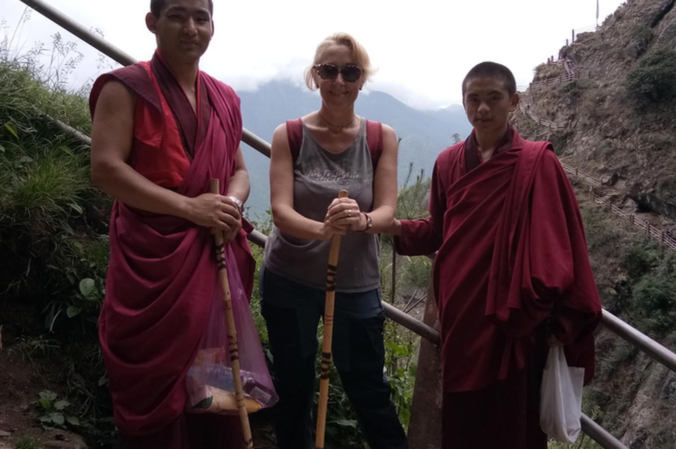viaje lujo Bután monjes de Paro