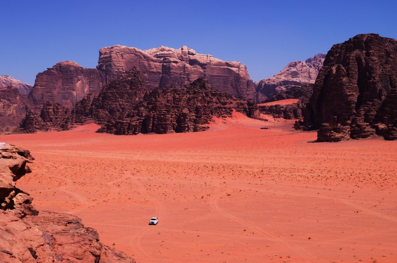 El nombre de Wadi Rum significa "Valle de la Luna". Este desierto es uno de los más bellos del mundo. viaje de lujo remoto jordania desierto de wadi rum