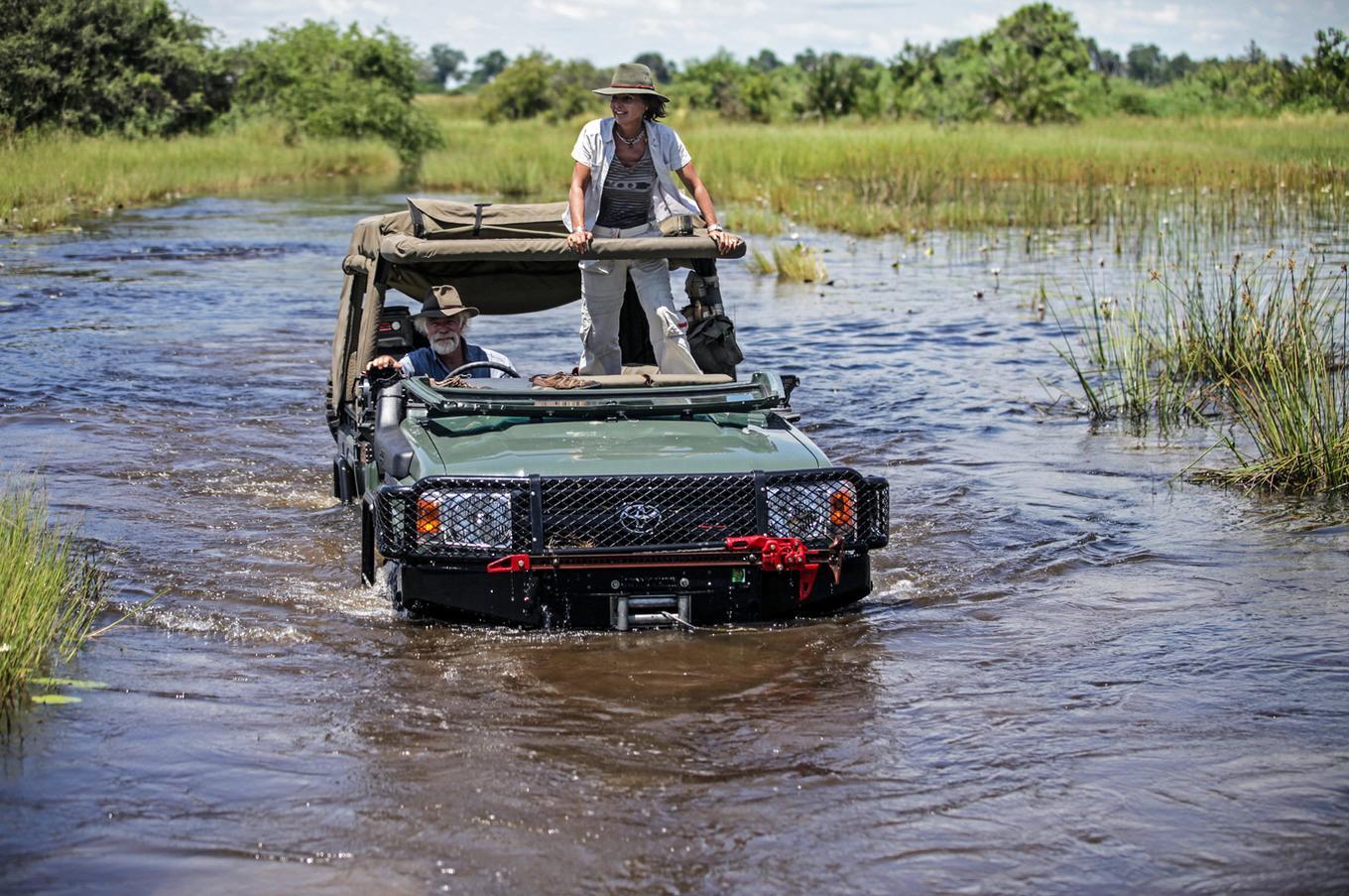 Dereck Joubert y su esposa Beverly. Él es uno de los cámaras más reconocidos de la National Geographic Society. Dereck Joubert safari de lujo en África