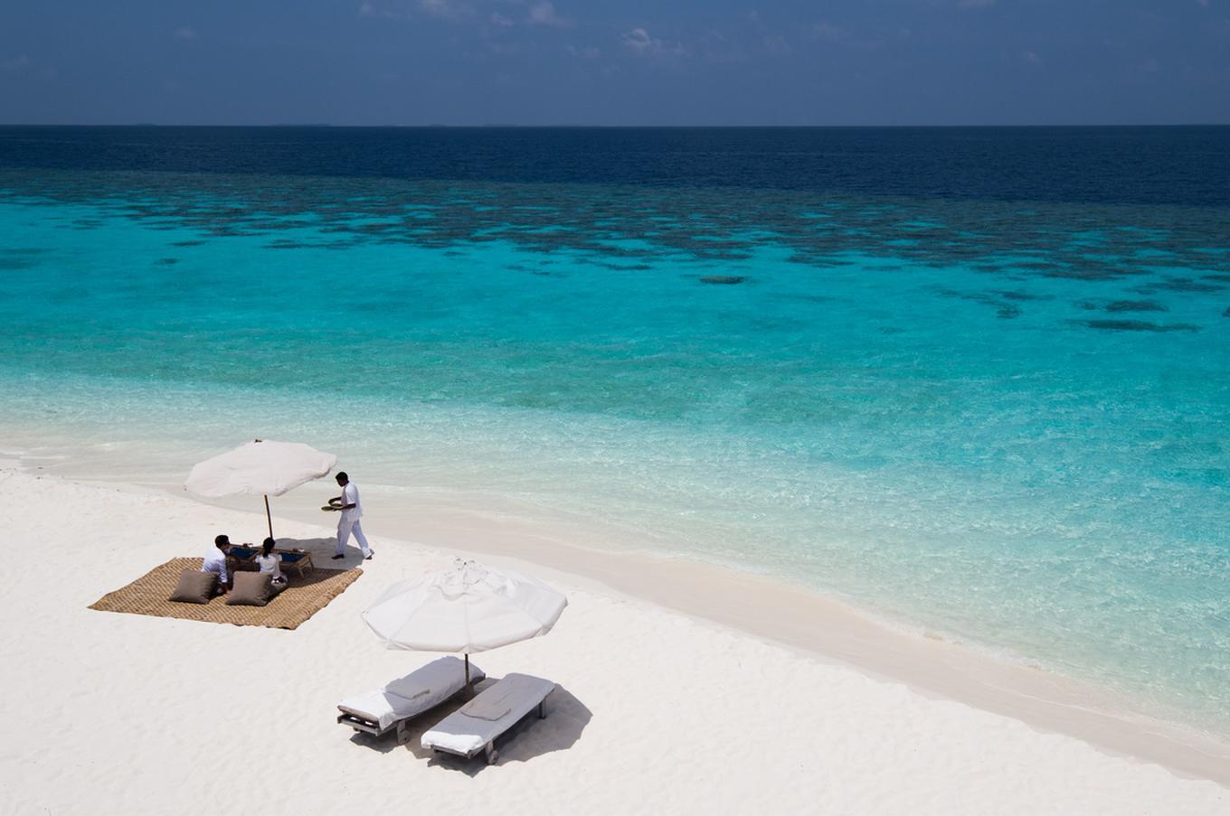 Un pic nic en un atolón de arena privado viaje lujo remoto maldivas soneva fushi playa