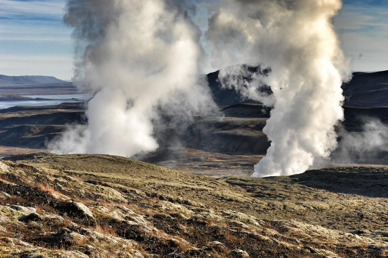 Islandia tiene una alta concentración de volcanes activos debido a su situación en la dorsal mesoatlántica y a un punto caliente que existe debajo de la isla. Se calcula que existen alrededor de 130 volcanes viaje lujo Islandia aventura actividad geotérmica