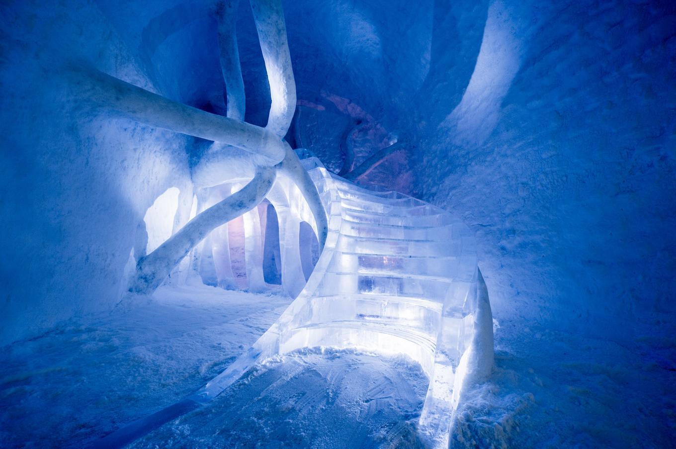 Escalera construida a partir de un bloque de hielo en el Icehotel viaje lujo Laponia Art Suite Icehotel Suecia