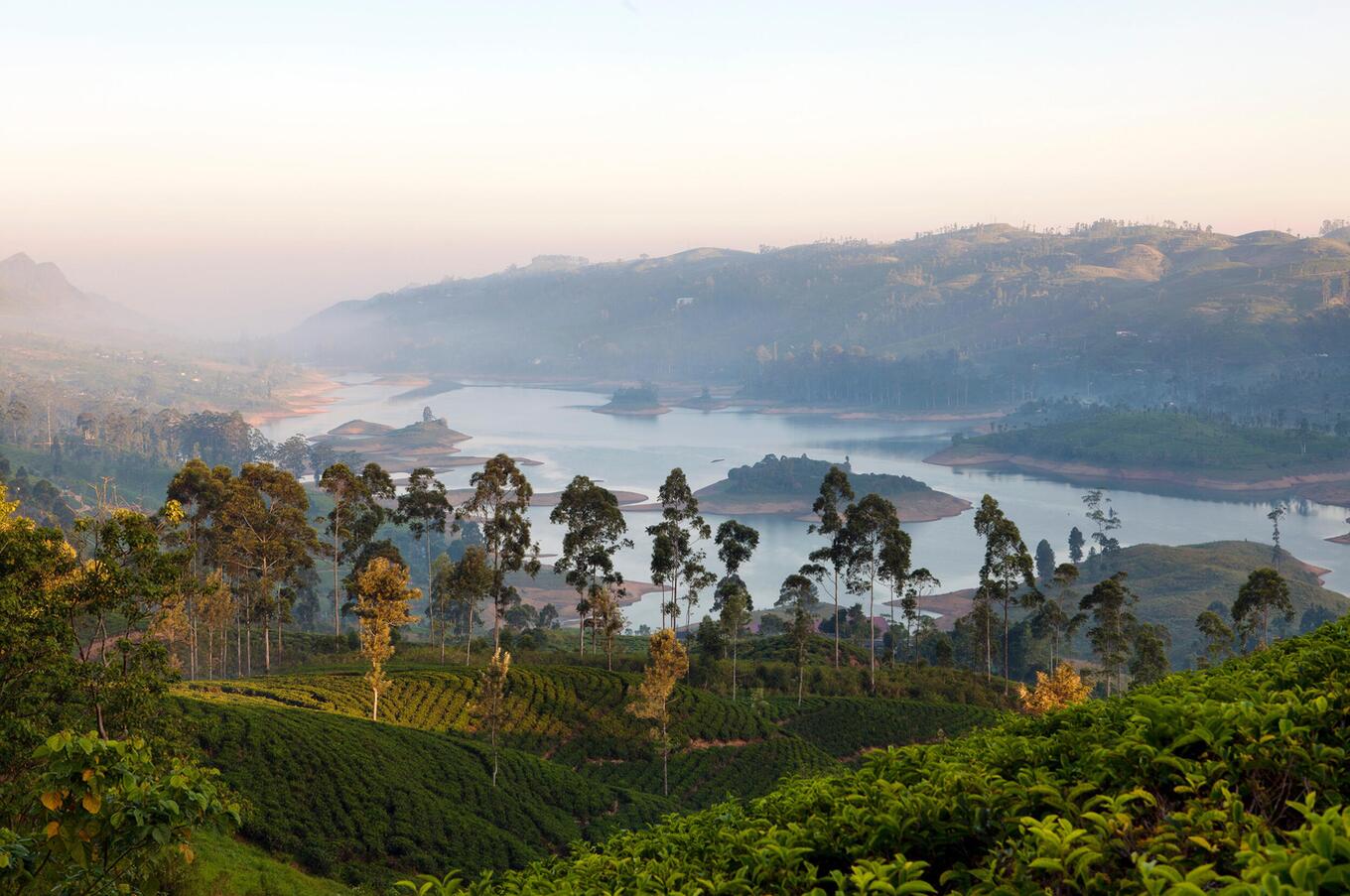 El lago Castlereagh está rodeado de los bungalows donde vivían los capataces de las plantaciones de té, hoy reconvertidos en lodges de lujo viaje lujo isla sri lanka naturaleza lago castlereagh