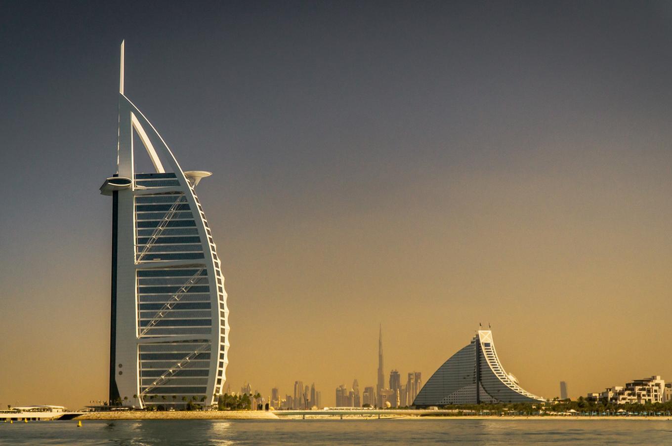 El reconocido hotel Burj Al Arab, el edificio más representativo del skyline de Dubái viaje lujo dubai burj al arab