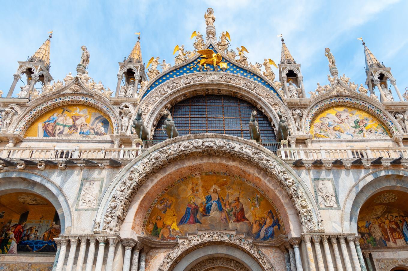 Venecia era una ciudad de visita obligada para los viajeros del s.XVIII. En aquella época se dice que el célebre carnaval y sus fiestas duraban seis meses viaje lujo venecia san marco