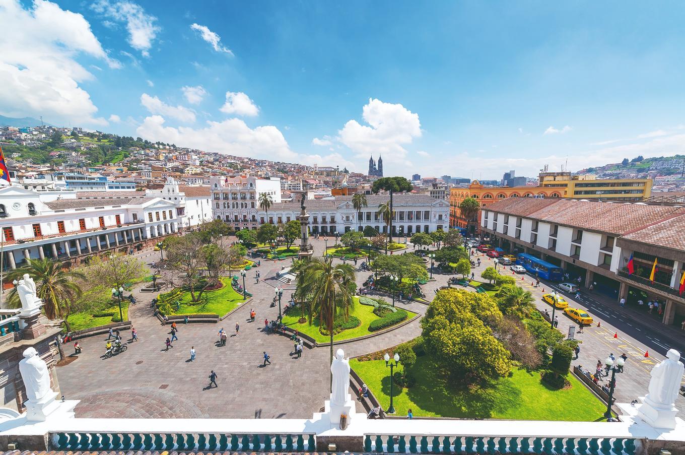 Vista de la Plaza Grande de Quito con la catedral al fondo viaje lujo Ecuador Plaza Grande de Quito