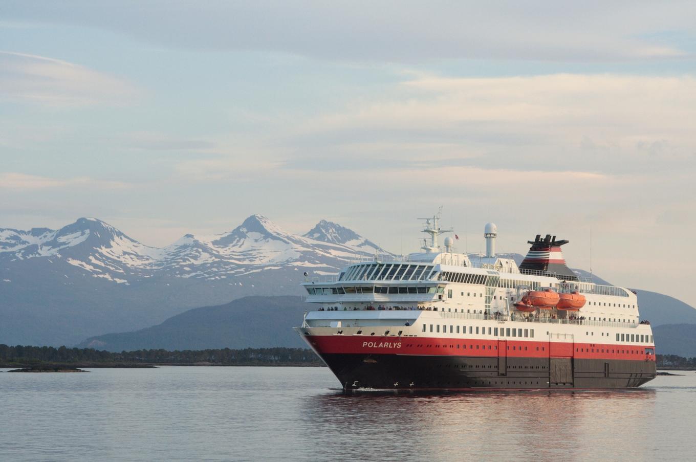 El viaje completo de ida y vuelta Bergen-Kirkenes-Bergen dura 12 días crucero lujo fiordos noruega hurtigruten