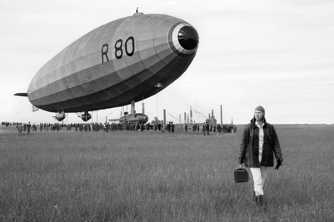 Este fotomontaje, en el que se ve a Carl-Oscar Lawaczeck junto al histórico dirigible británico R80, que voló por primera vez en 1920, ilustra la visión del piloto sueco de transformar la aviación llenando de nuevo los cielos de estas aeronaves gigantes. Carl-Oscar Lawaczeck piloto oceansky dirigibles