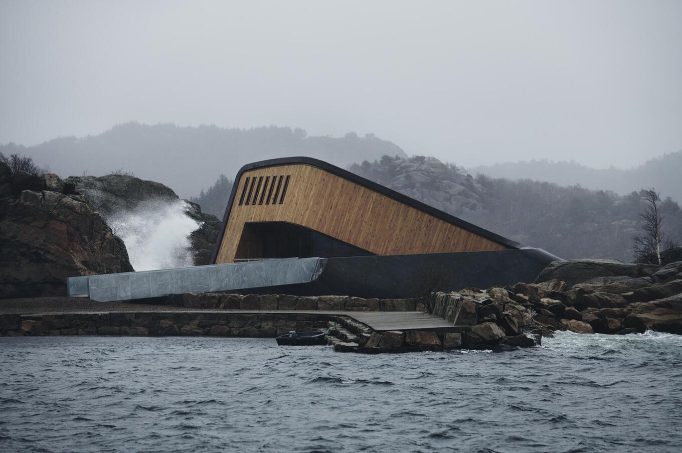 Under, el primer restaurante submarino de Europa, se encuentra a cinco metros bajo el Atlántico Norte. Foto: Ivar Kaal. restaurante submarino under noruega
