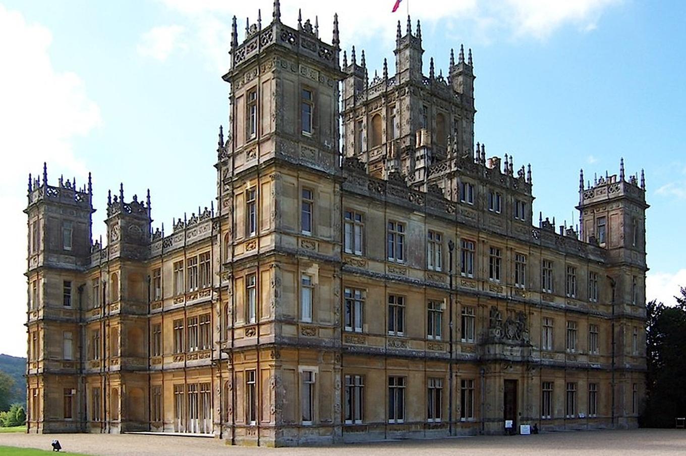 La familia Carnarvon habita el castillo de Highclere desde 1847. Hoy en día, pueden visitarse algunas de sus más de 300 habitaciones y es el escenario de rodaje de la serie "Downton Abbey" castillo highclere