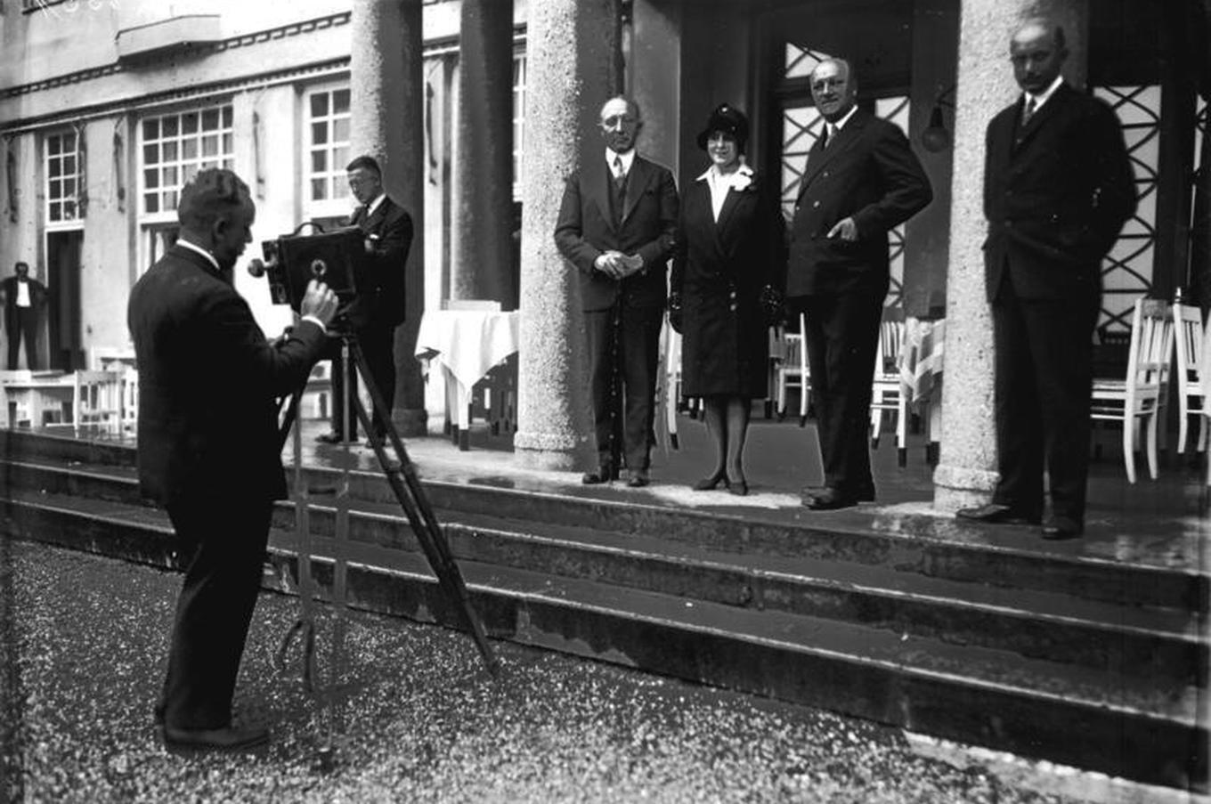 Los periodistas, entre ellos Lady Grace Drummond, antes de embarcar en el Graf Zeppelin Lady Grace Drummond-Hay Graf Zeppelin