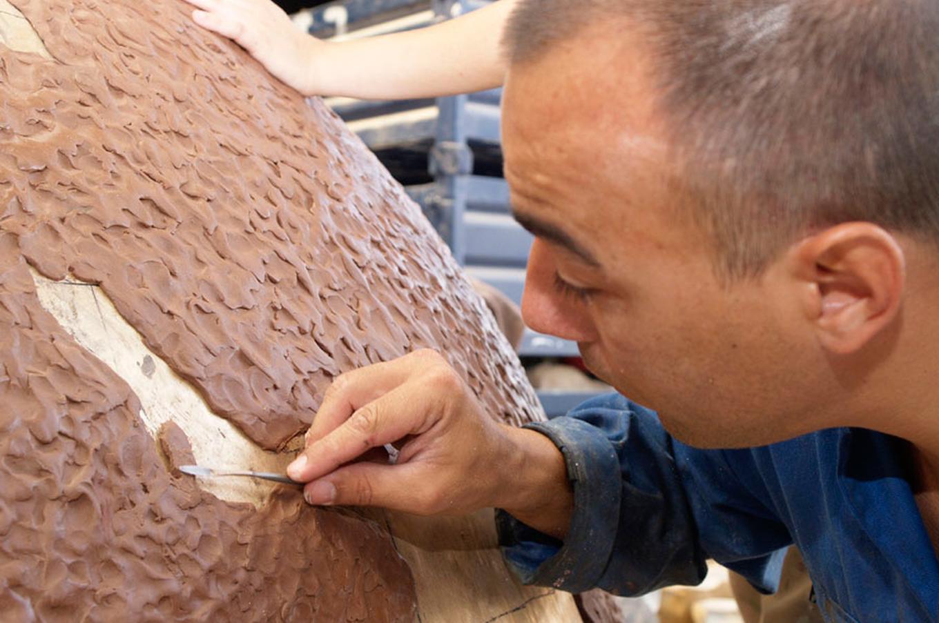 Para Lorenzo, lo tangible y lo táctil es fundamental y eso es lo que le llevó a centrar su carrera creativa en la escultura Lorenzo Quinn escultura