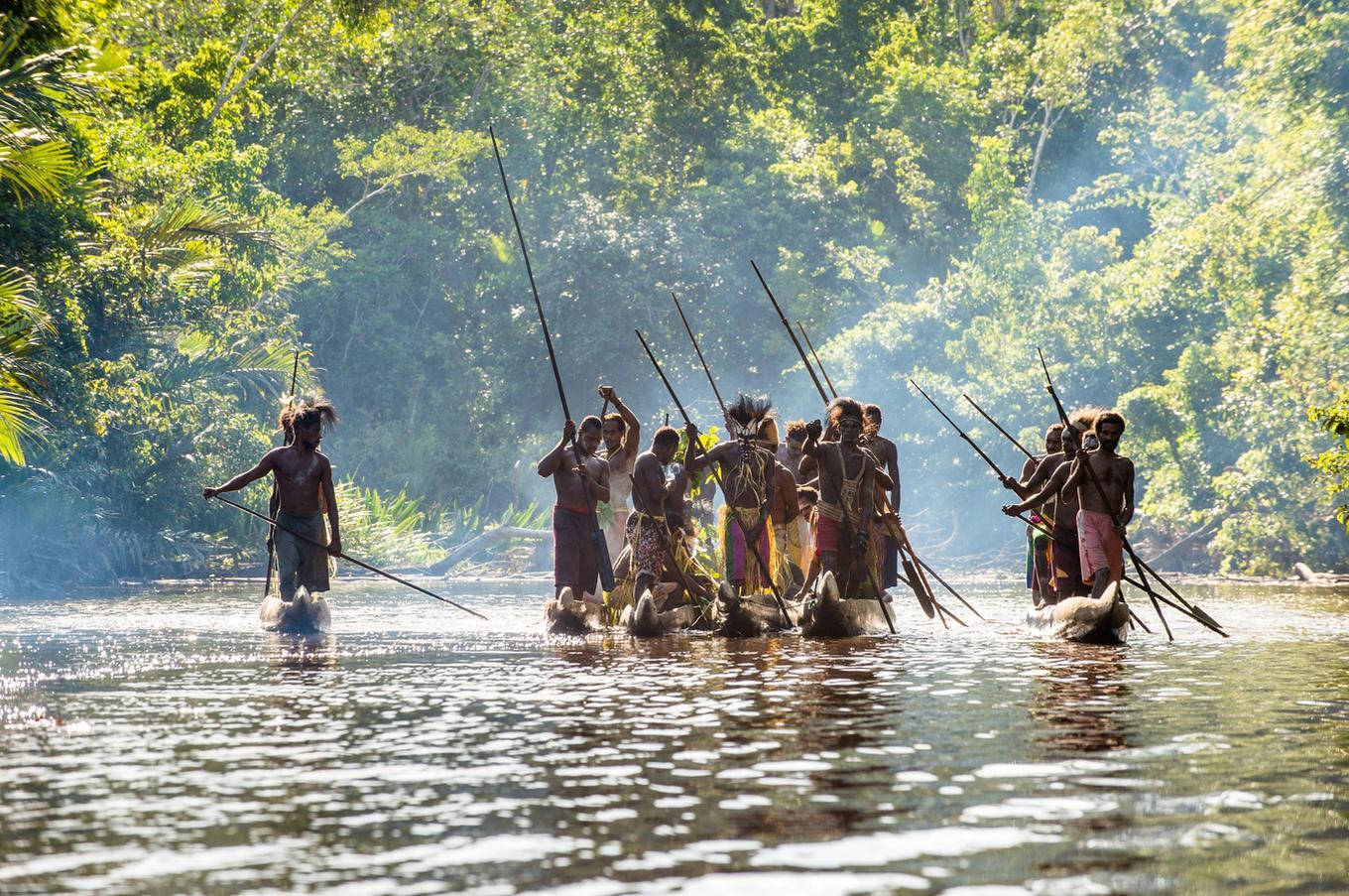 La primera semana de noviembre de cada año, las tribus Huhu realizan el festival de las guerras de canoas, donde rememoran los asaltos caníbales de antaño papúa nueva guinea viaje remoto