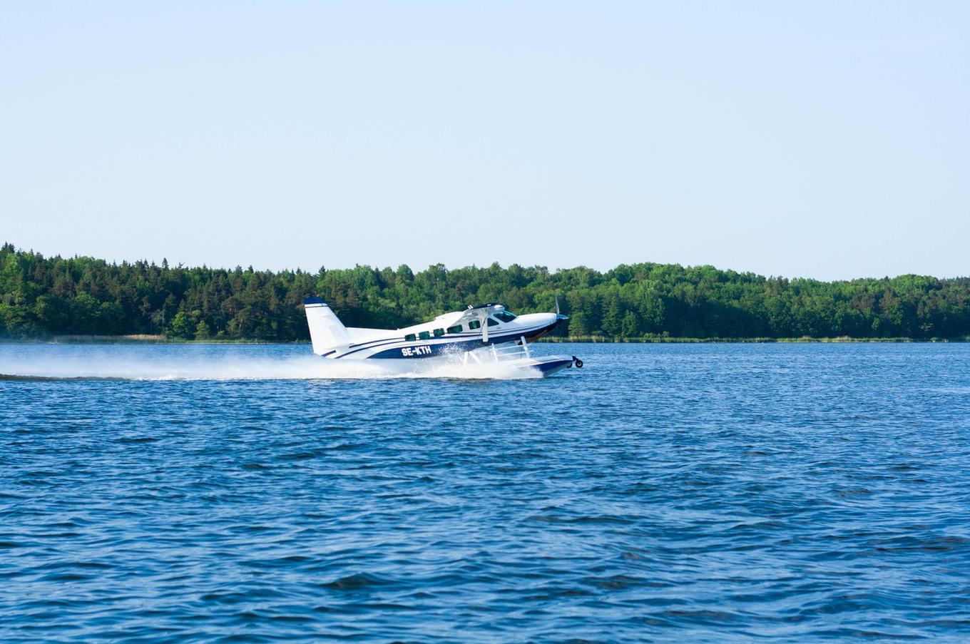 El Cessna 208 Caravan es un hidroavión que funciona con biocombustible, con capacidad para 7 pasajeros y que puede tanto aterrizar como amerizar. Foto: OceanSky Aviation viaje hidroavión sostenible ártico