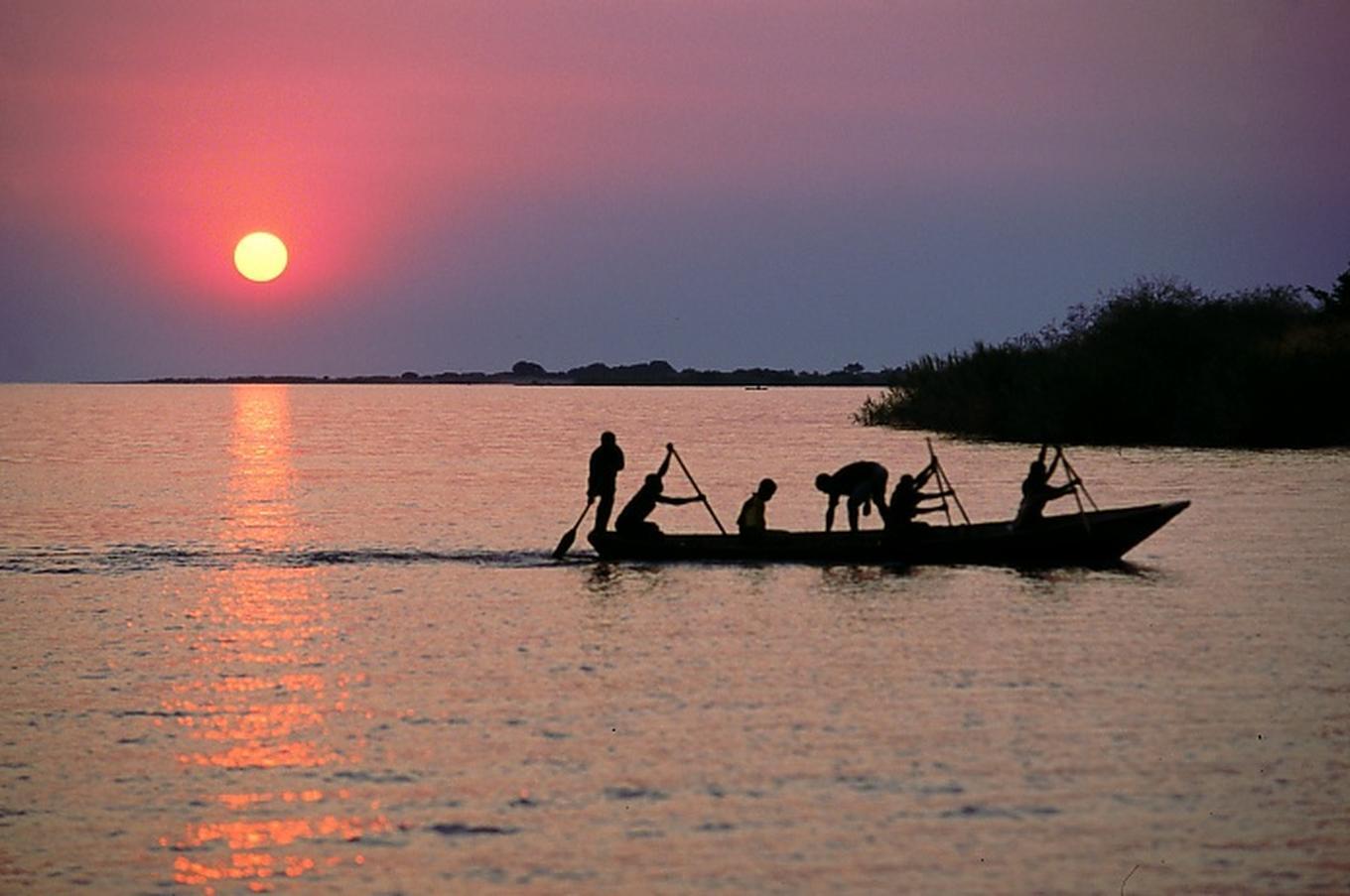 Pescadores en el Lago Tanganika, descubierto por Burton en 1858 lago tanganika