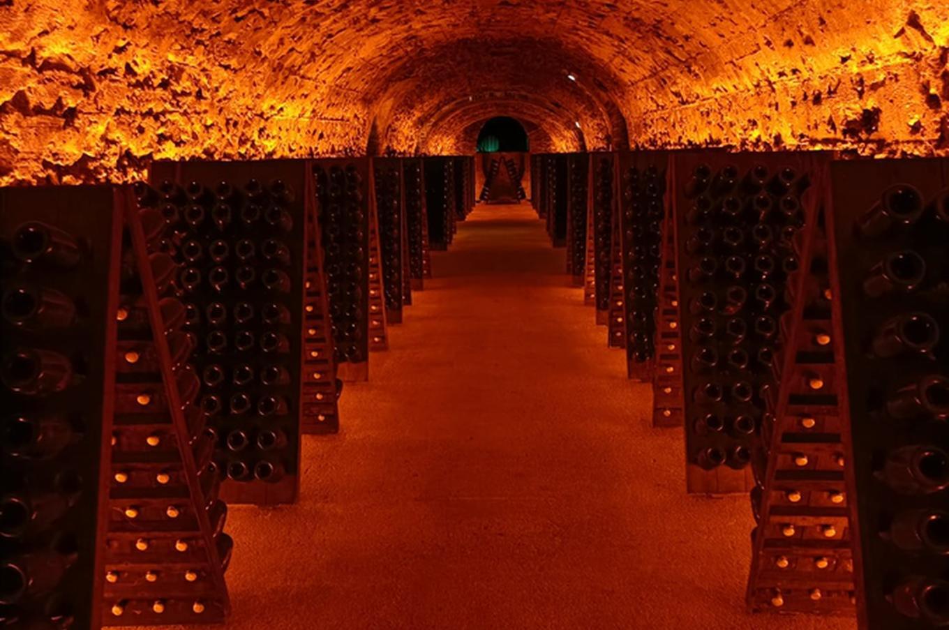 Interior de la bodega con las botellas de champán colocadas en las mesas de removido inventadas por Madame Cliquot bodega veuve cliquot reims champagne