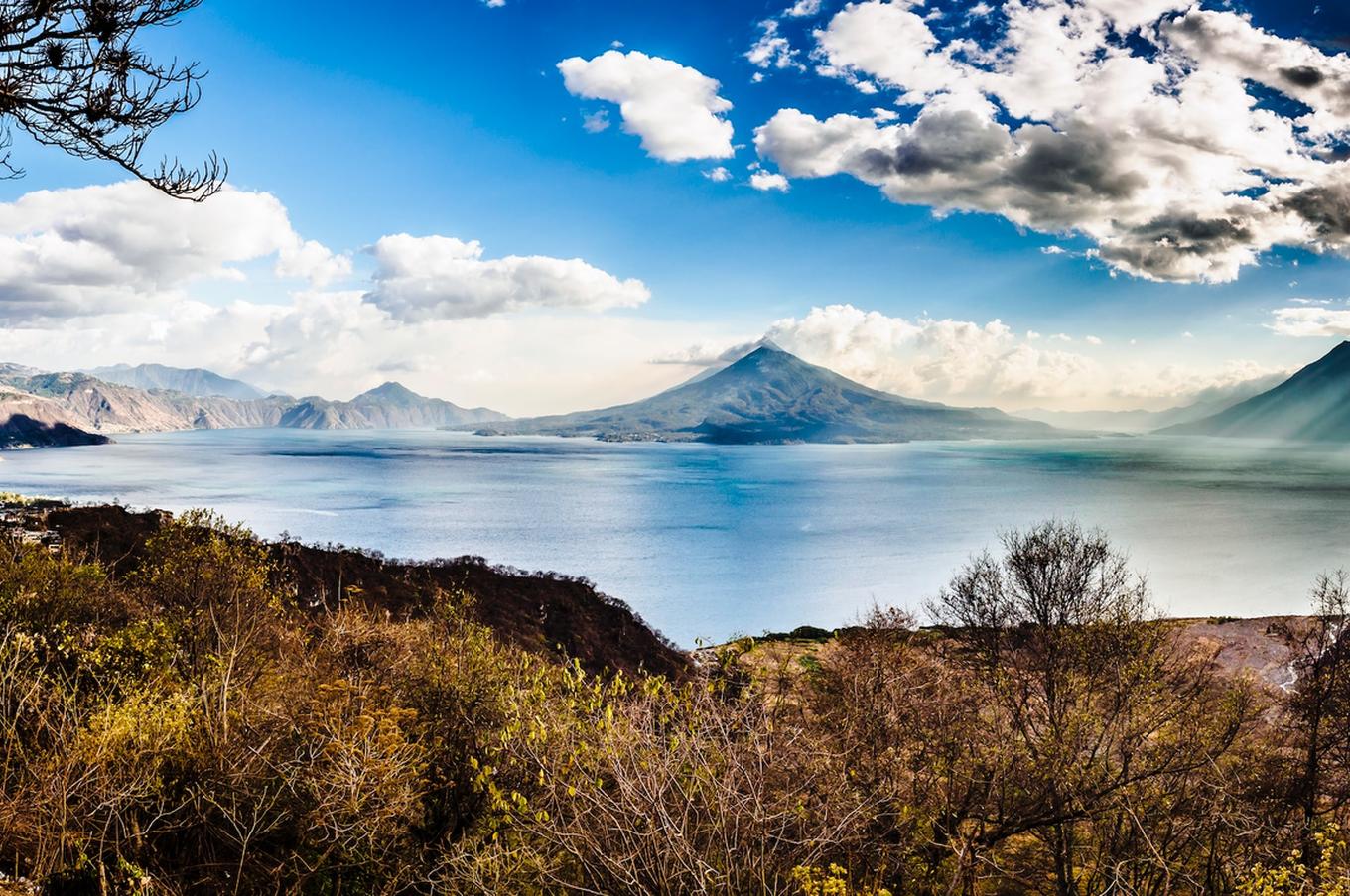 Los tres volcanes del lago Atitlán: San Pedro, Tolimán y Atitlán. Foto de Alexander Schimmeck en Unsplash. 