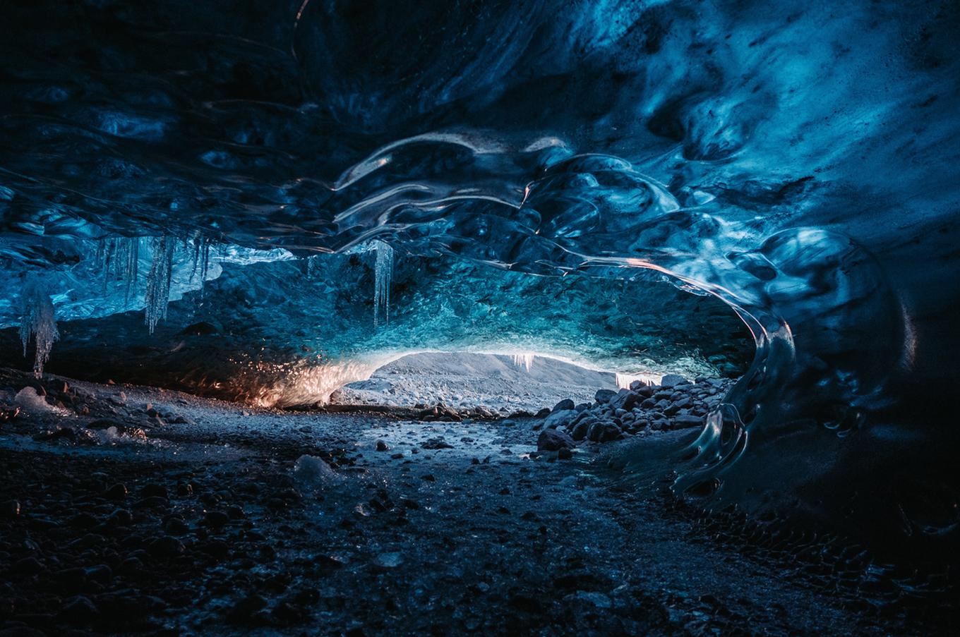 Cueva bajo el glaciar. Foto de Mark Olsen.