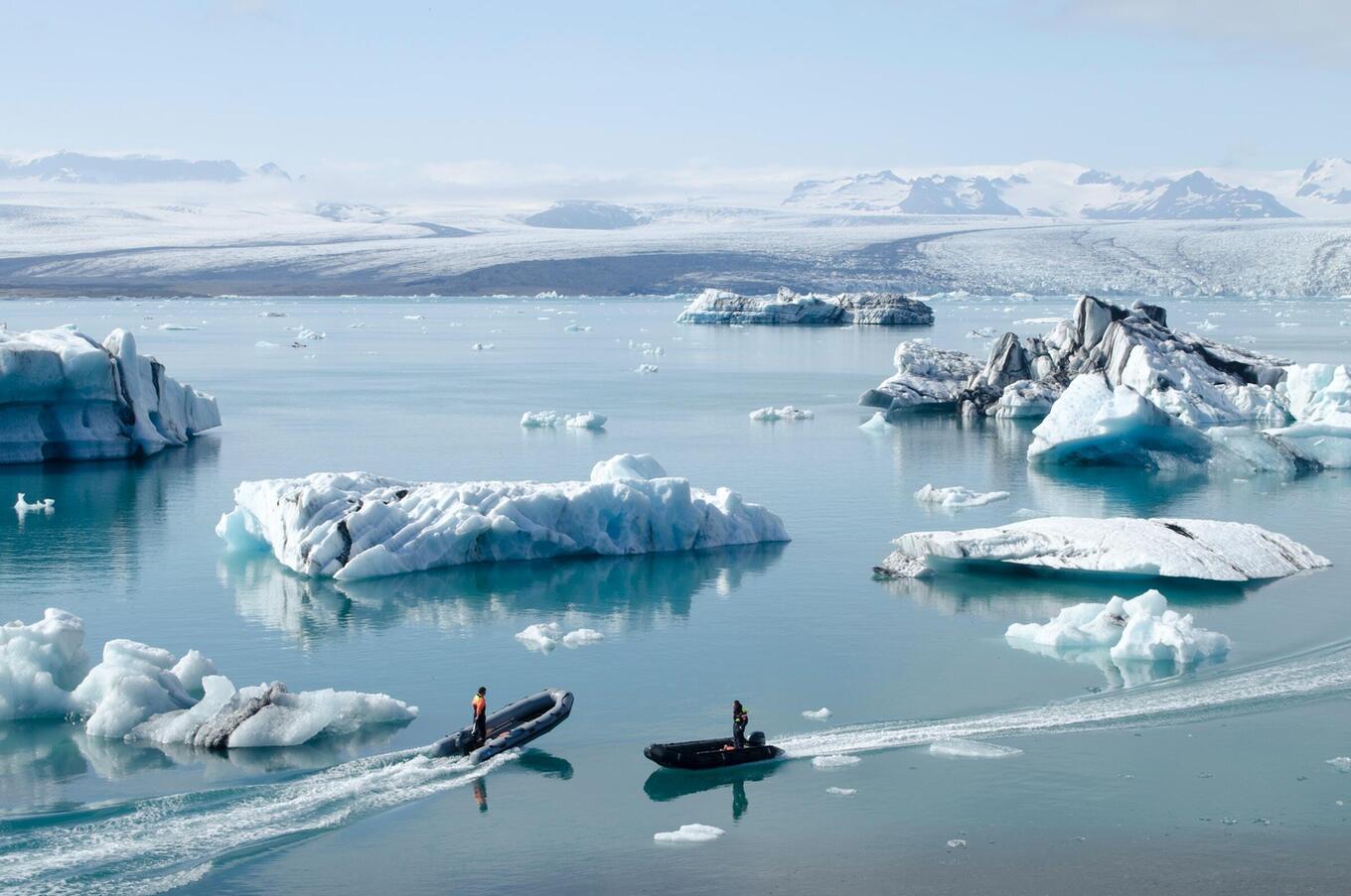 Embarcaciones en la laguna Jökulsárlón. Foto de Rolf Gelpke en Unsplash.