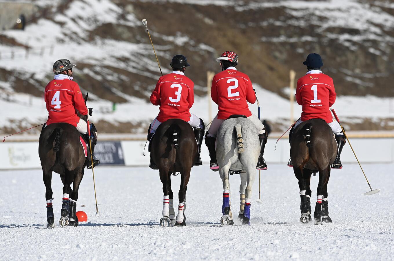 Un equipo de polo lo componen cuatro jugadores. Pueden ser mixtos, con hombres y mujeres. Es habitual que el propietario del equipo sea uno de los jugadores. Jugadores del snow polo de Cartier