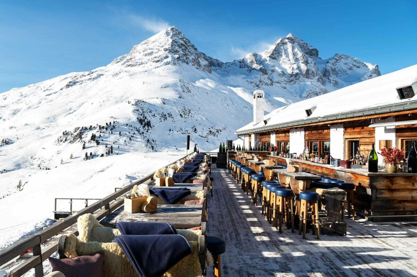 La terraza del restaurante Paradiso, perfecto para comer y tomar algo en un descanso de las bajadas por las pistas.