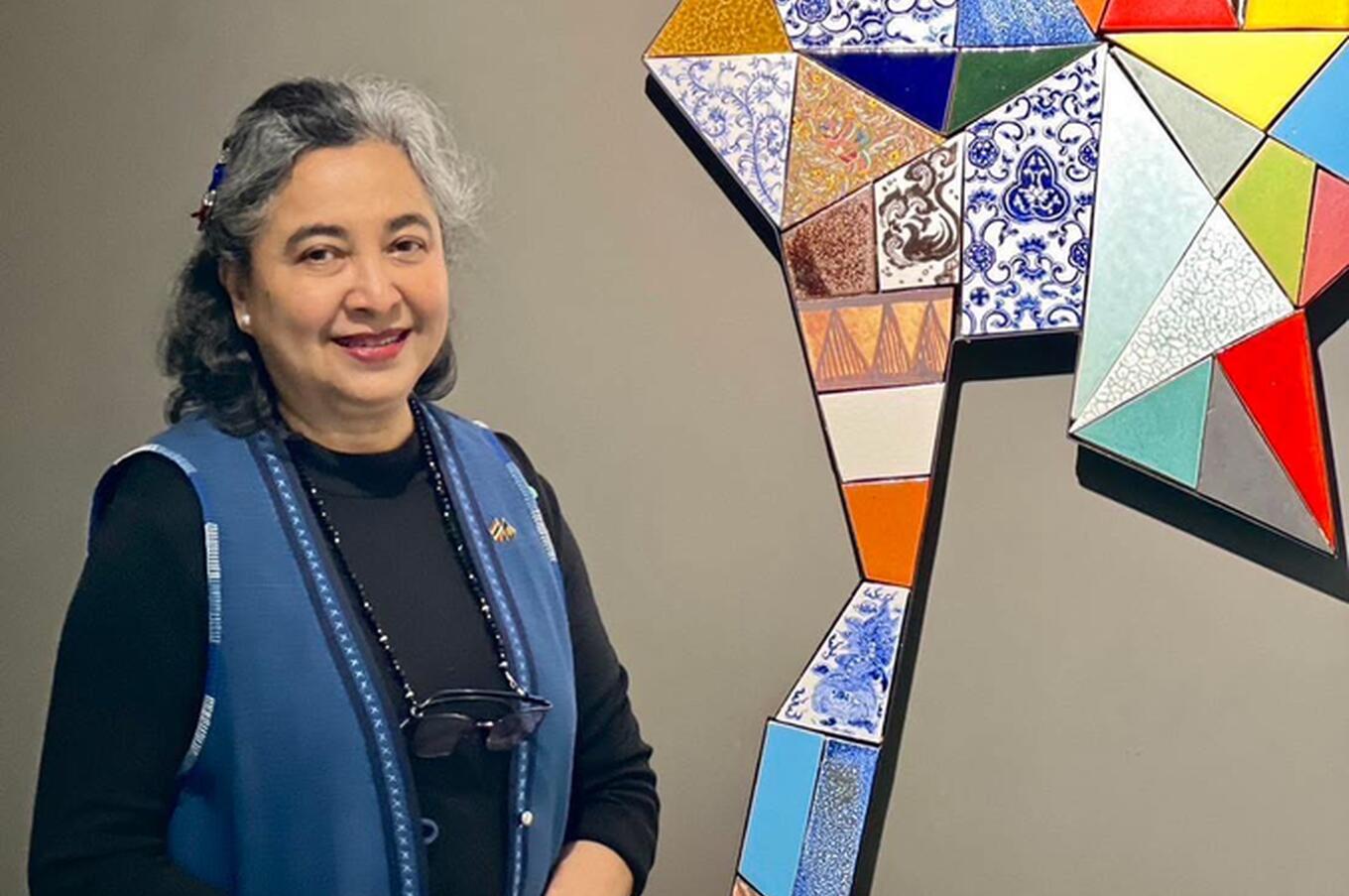 Soraida Salwala, en la actualidad, con una obra de arte inspirada en su labor. El colectivo artístico Elephant Parade colabora con FAE. Soraida Salwala hospital elefantes tailandia