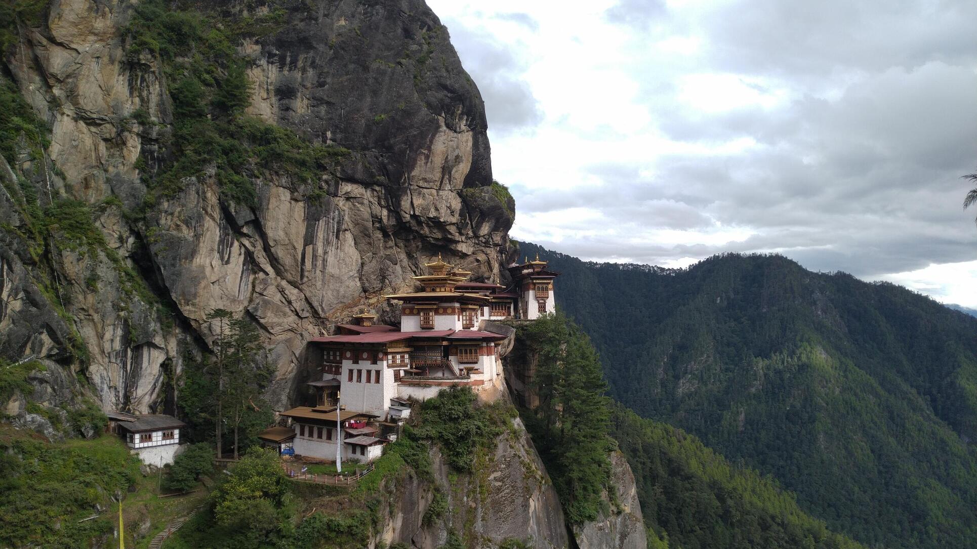 viaje lujo bután taktsang trail