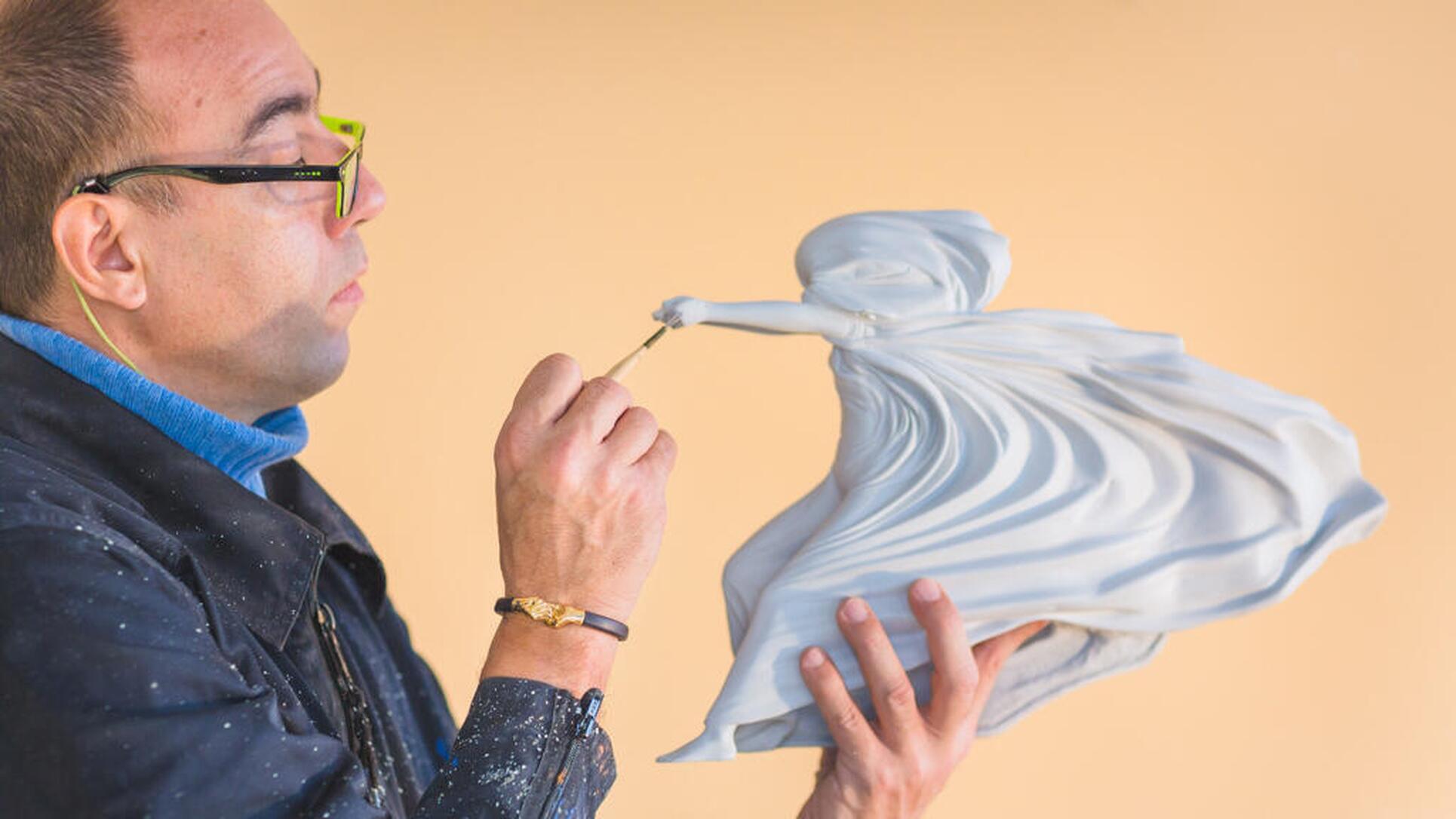 Lorenzo Quinn escultura