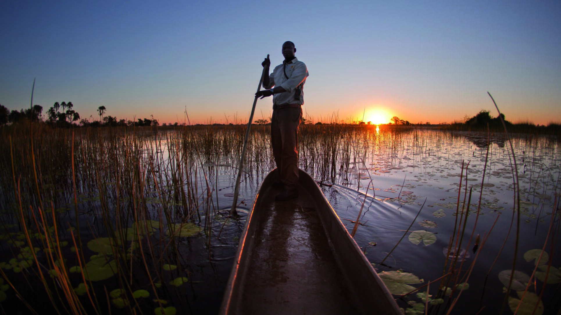 Puesta de sol en el Eagle Island Camp, de Belmond, en Botswana.