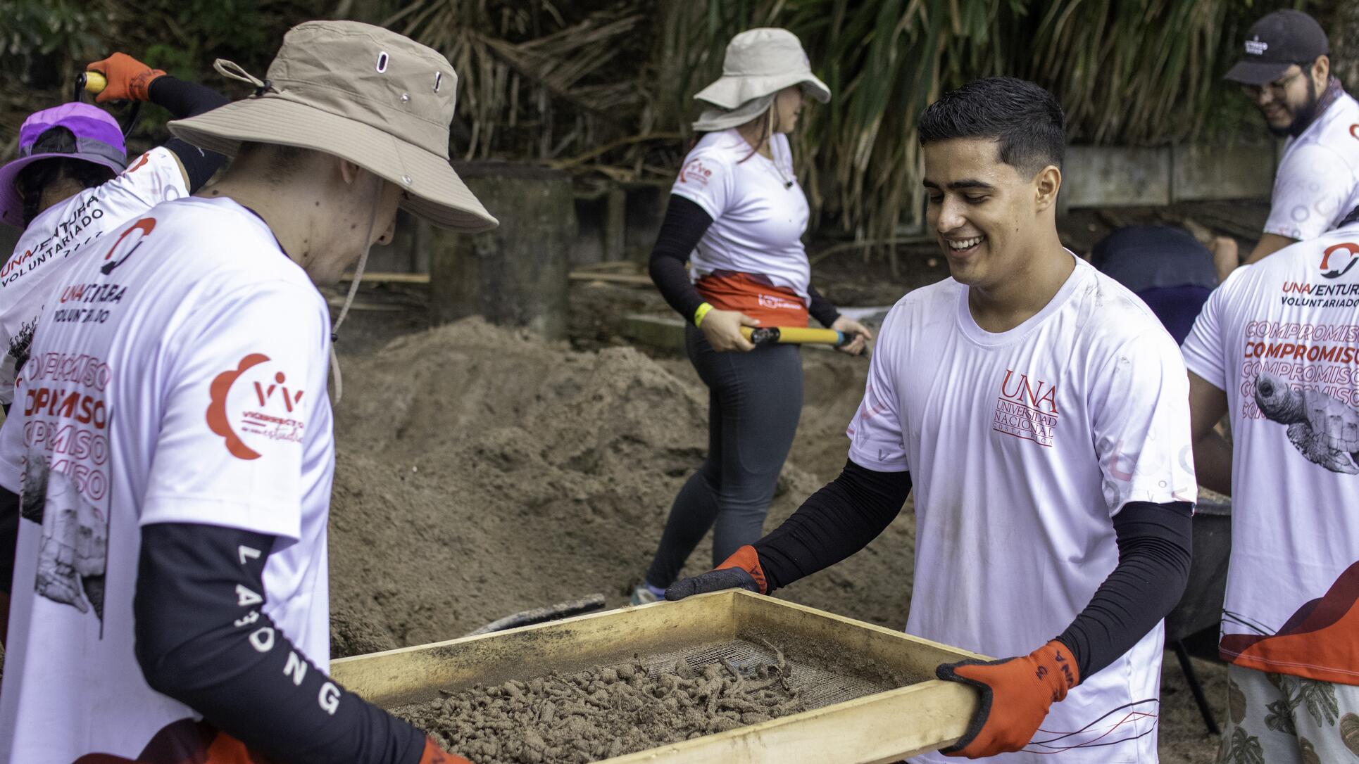 Voluntarios de la universidad nacional de Costa Rica en el vivero de tortugas de Playa Blanca