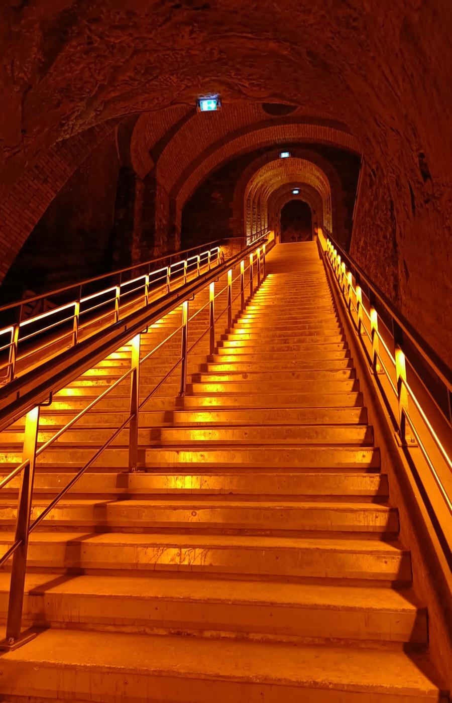 Las bodegas Veuve Cliquot se encuentran a unos 25 metros de profundidad, en el interior de una gran cantera de caliza. bodega veuve cliquot reims