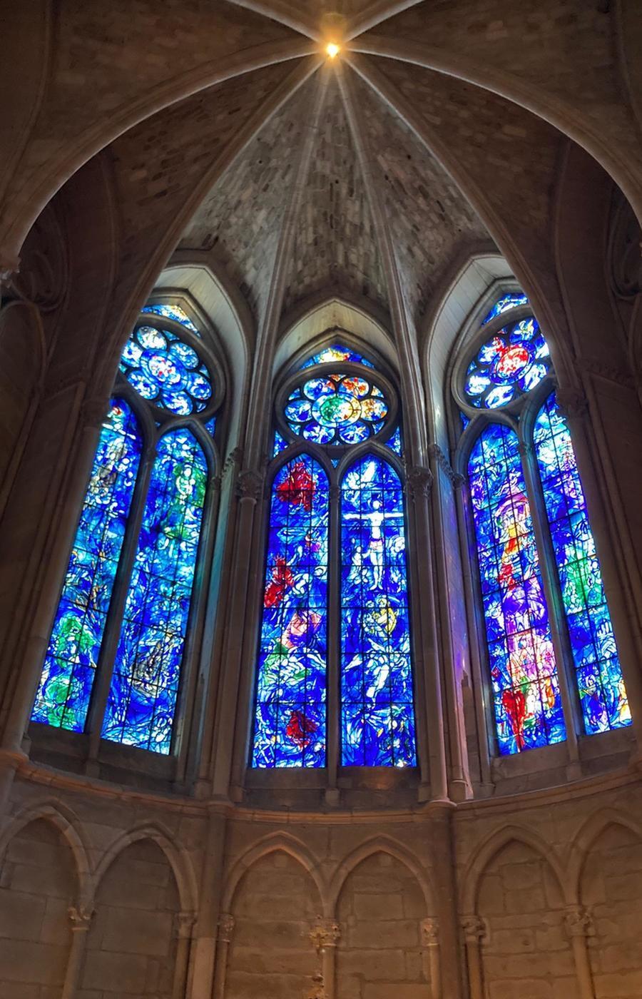 En el interior de la catedral se pueden ver 3 vidrieras que pintó Marc Chagall en 1971 catedral notre dame reims