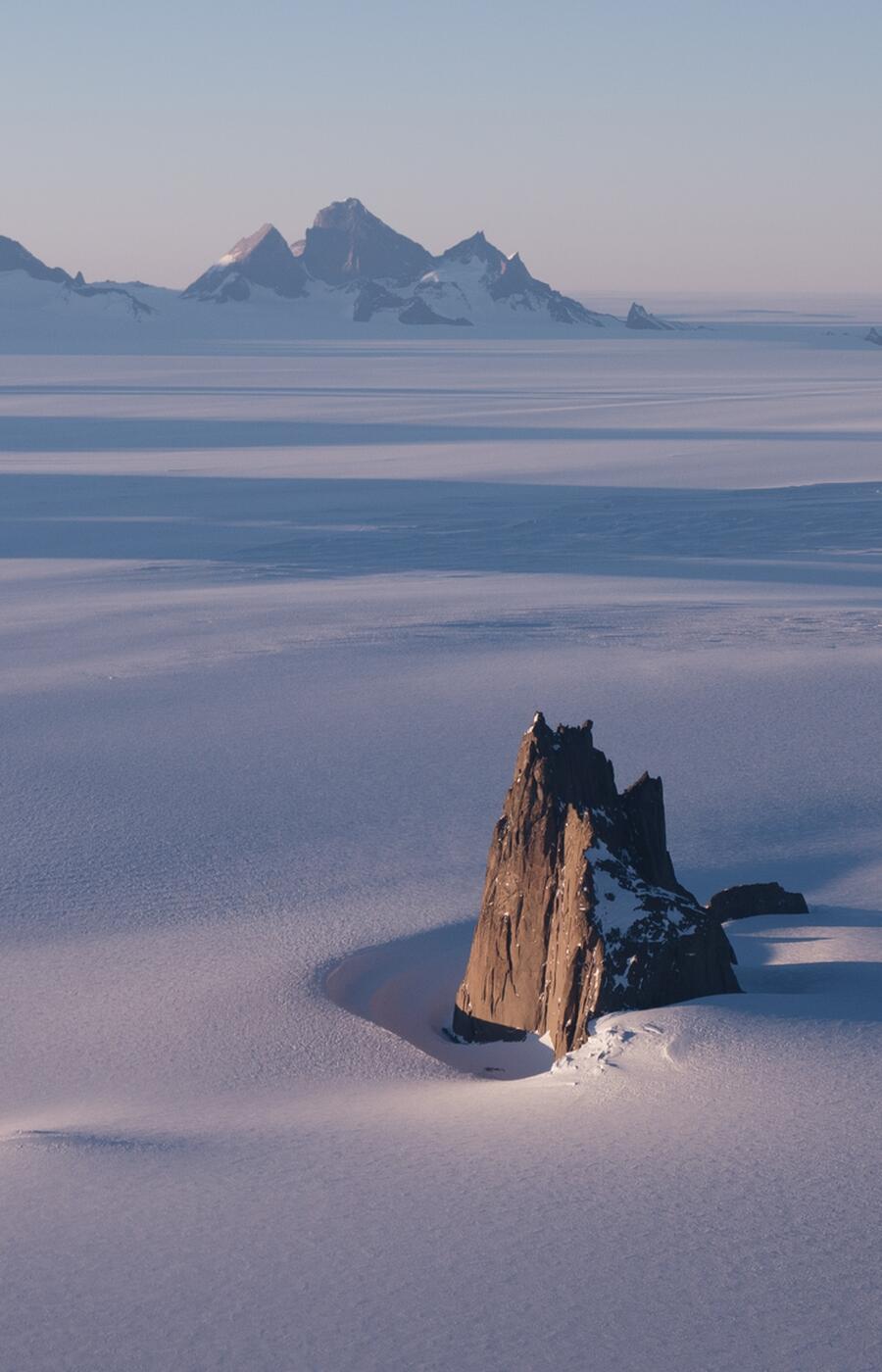 La altitud media en la Antártida es de 2.500 metros. Durante la travesía hay que cruzar la cadena montañosa del centro del continente polar. White Desert Antartica